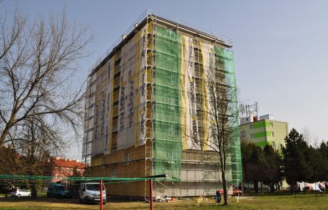 Výmena strešnej krytiny na oboch bytových domoch, rekonštrukcia komínov na ľavom bytovom dome - Svit